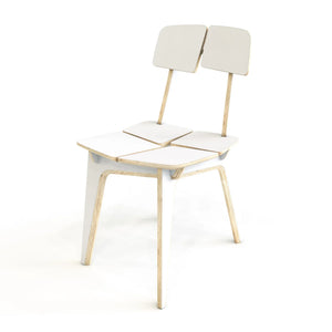Sedia minimalista di design in compensato bianco con seduta modulare, schienale diviso e gambe curve in legno naturale per interni scandinavi.