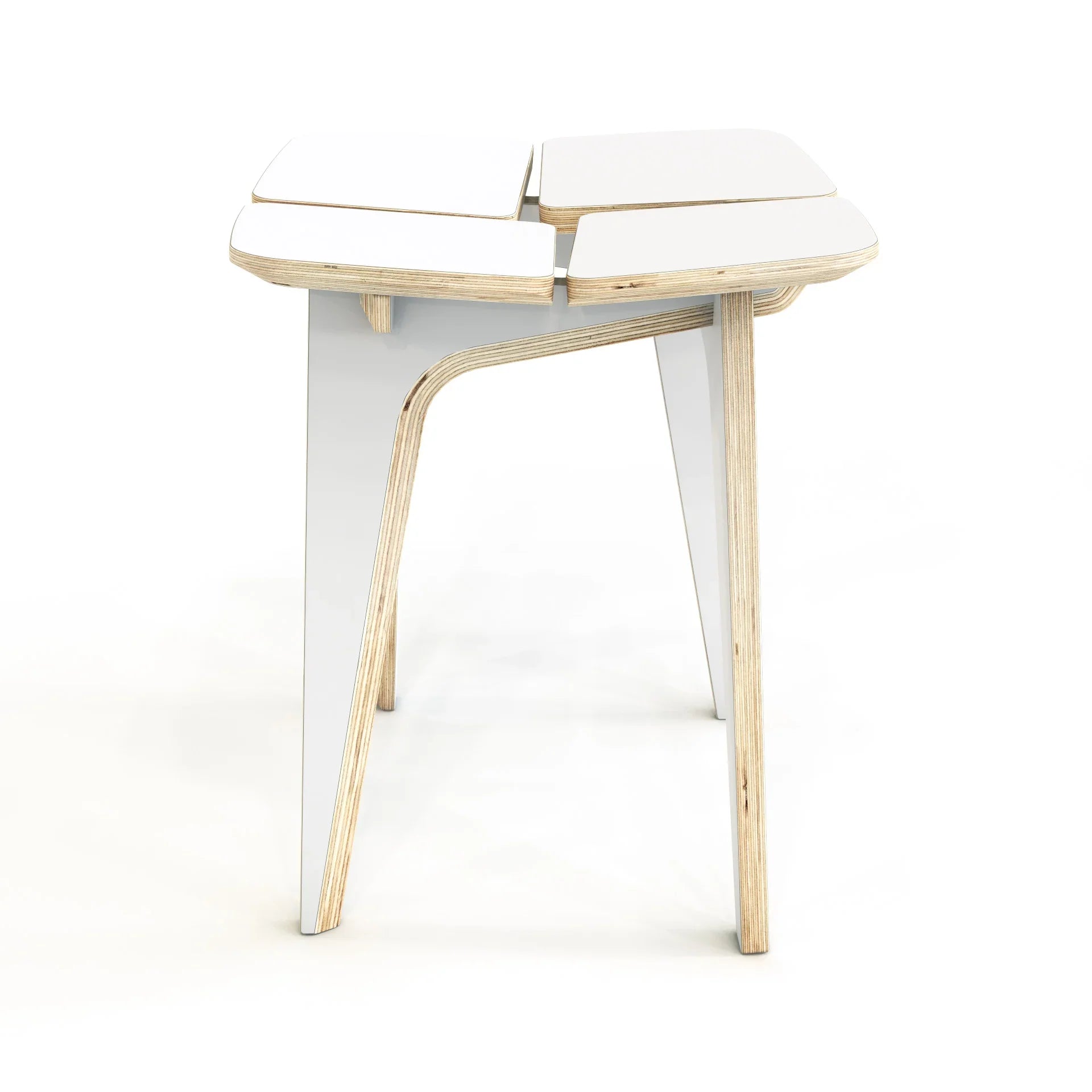 Moderner Designer-Sperrholzhocker mit weißer geometrischer Sitzfläche und geschwungenen Holzbeinen, gestaltet für ein minimalistisches skandinavisches Interieur.