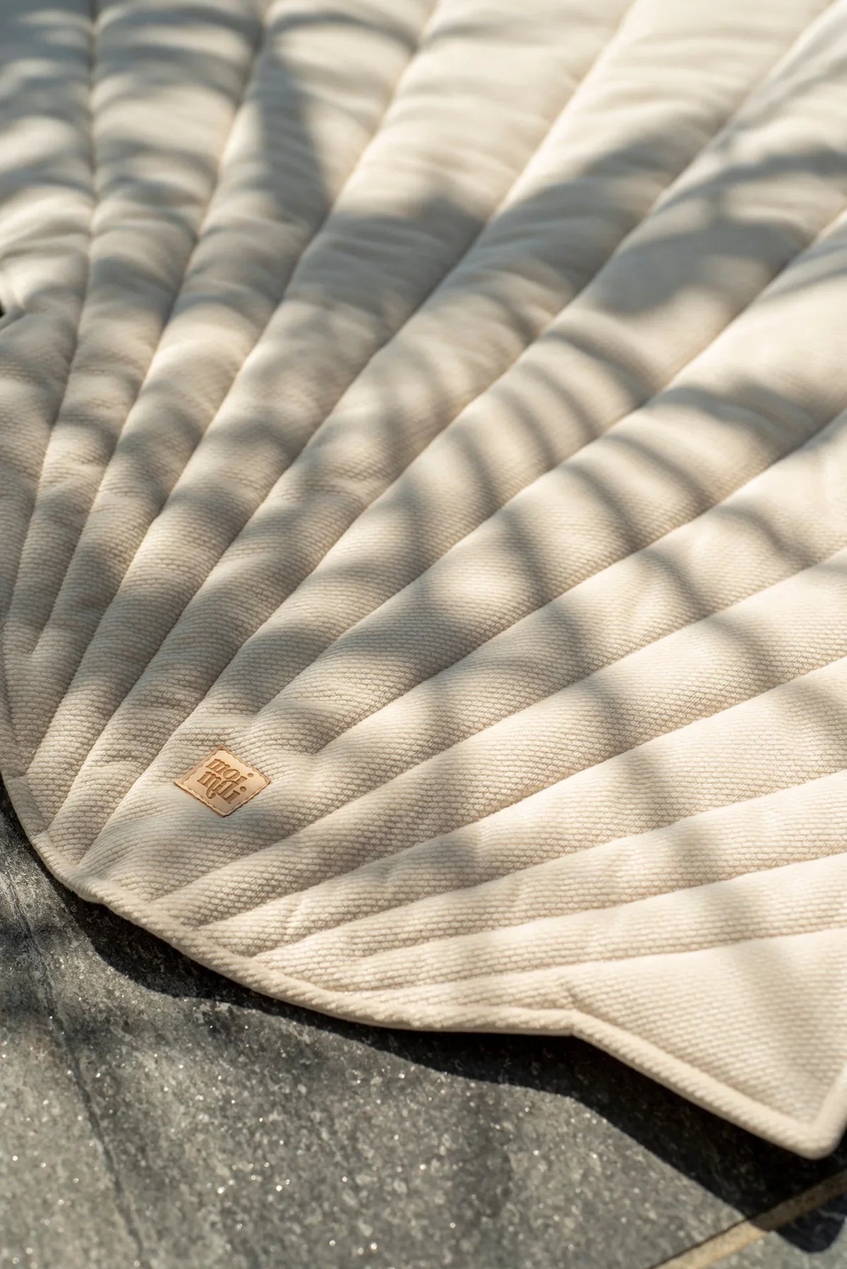 Alfombra de juego de terciopelo y algodón orgánico, diseño concha - Beige