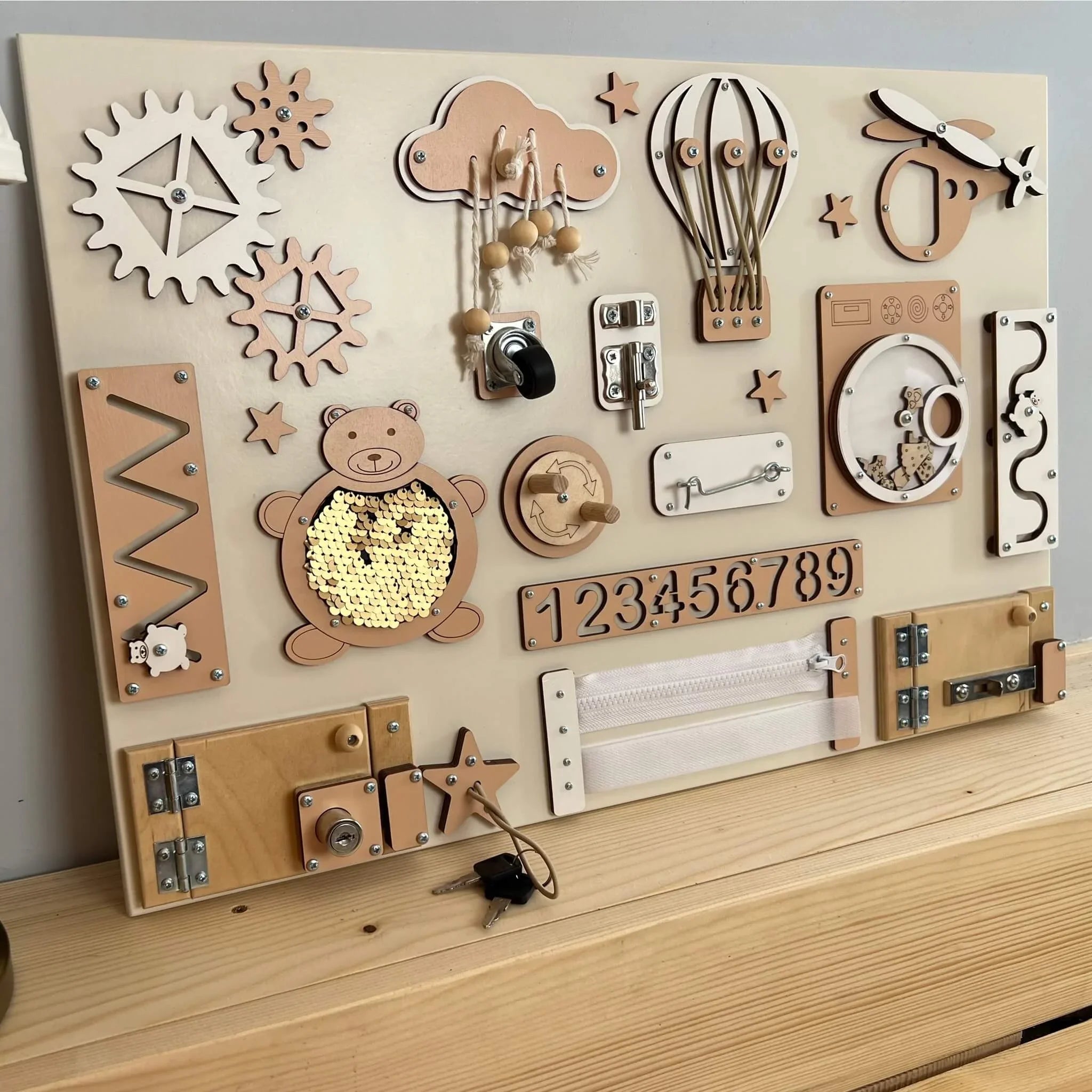 Montessori-Beschäftigungstafel mit Türen und Schlössern (40×60 cm)