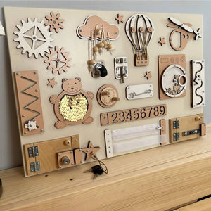 Montessori-Beschäftigungstafel mit Türen und Schlössern (40×60 cm)