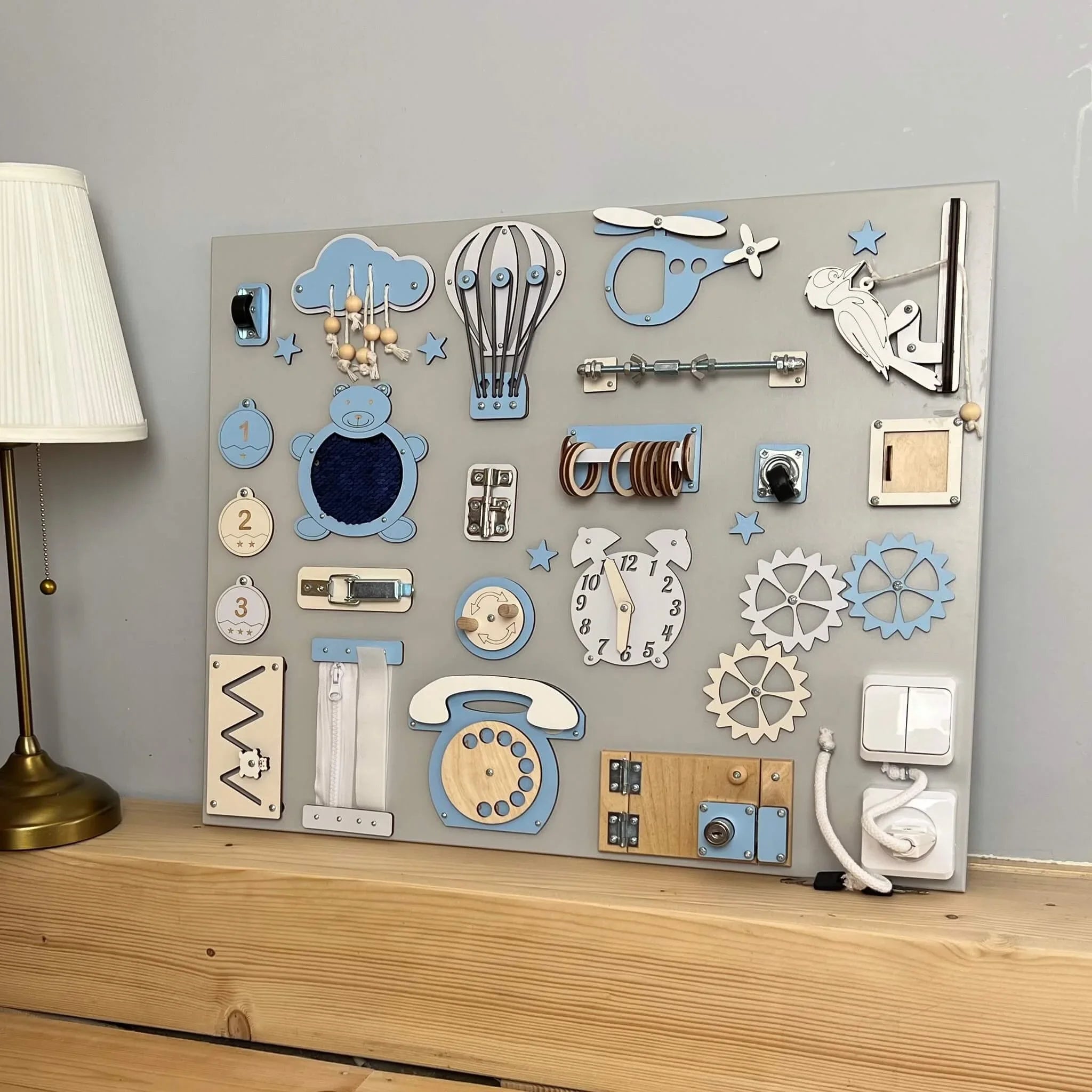 Tablero de actividades Montessori Marvel (50×60 cm)