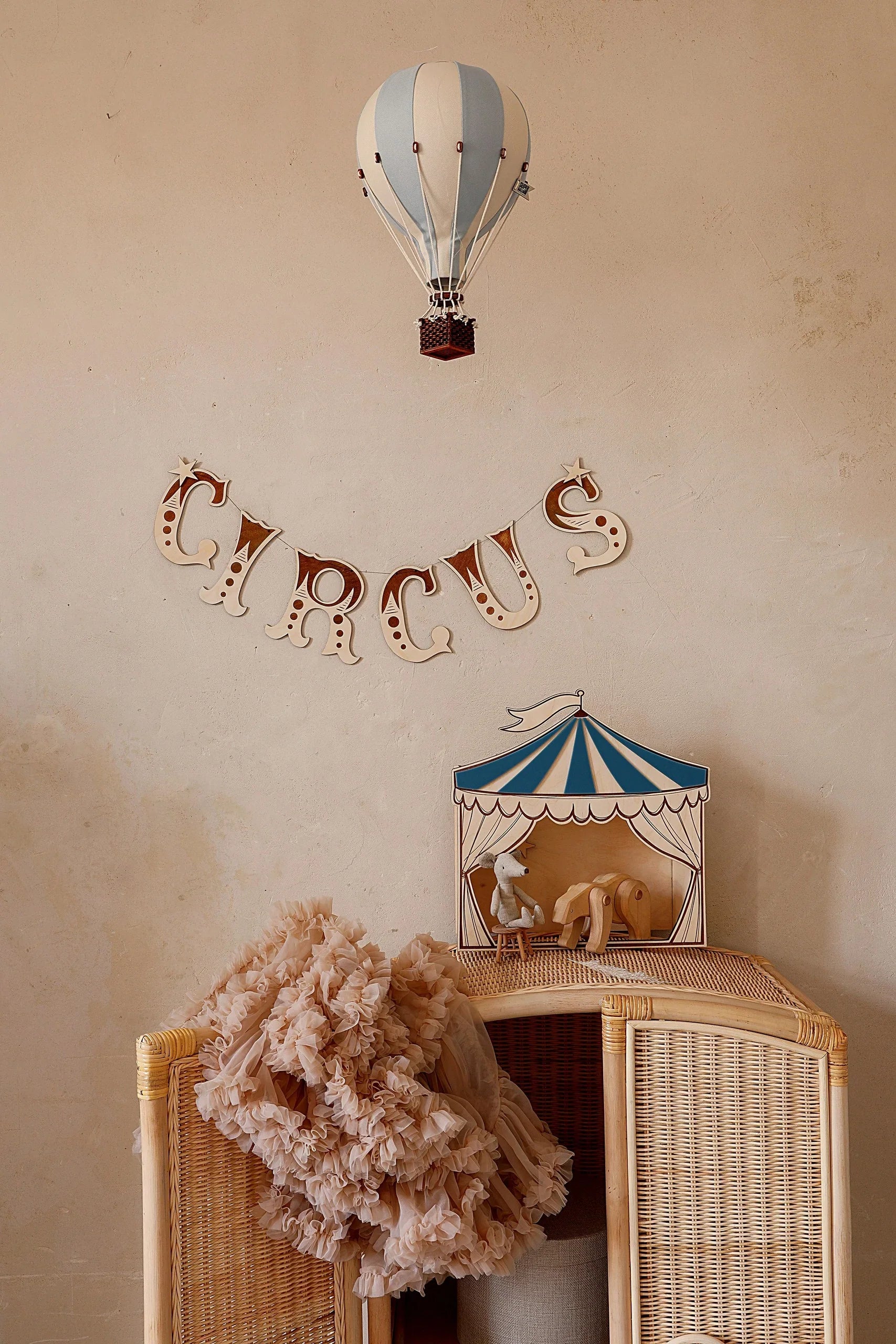 Decorazione da parete per nursery a tema circo in legno con design a mongolfiera e tenda da circo