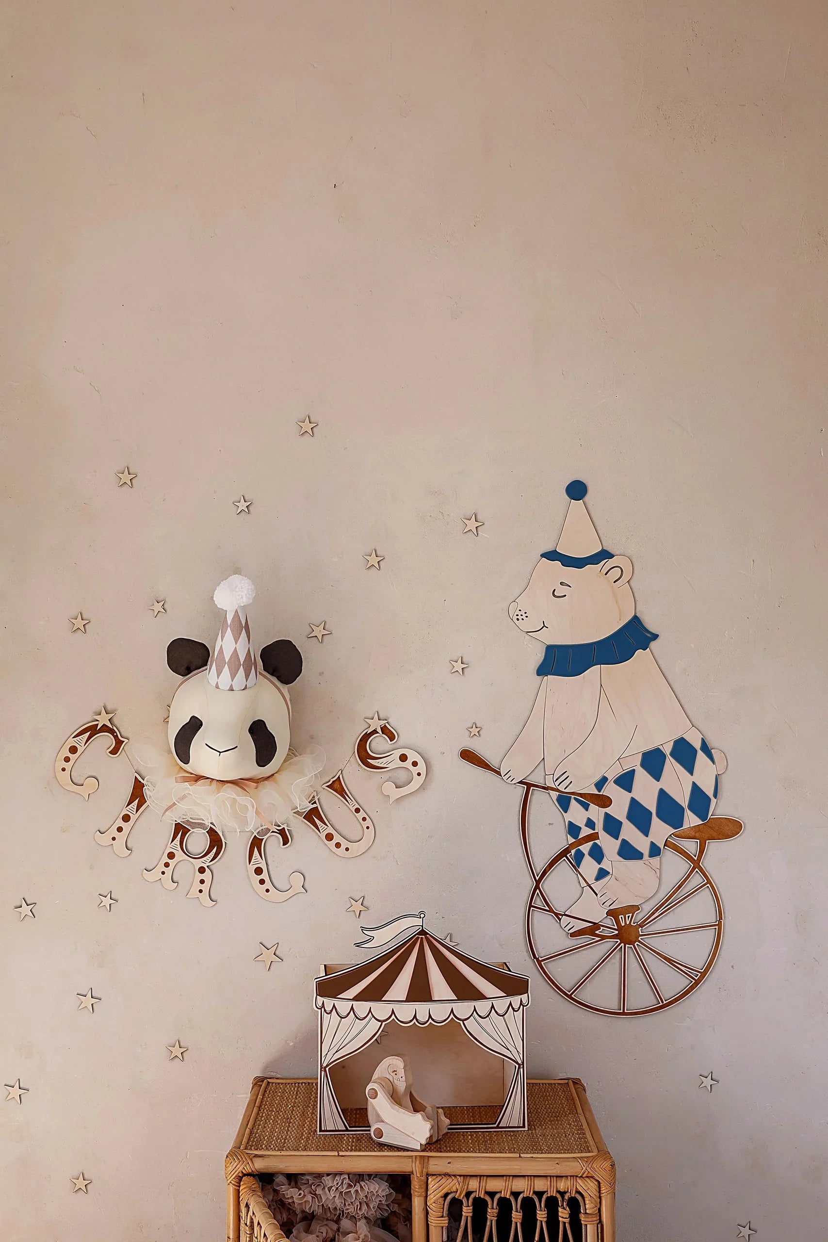 Decorazione da parete in legno a forma di orso del circo in bici, con testa di panda in peluche, lettere del circo e stelle, decorazione per nursery