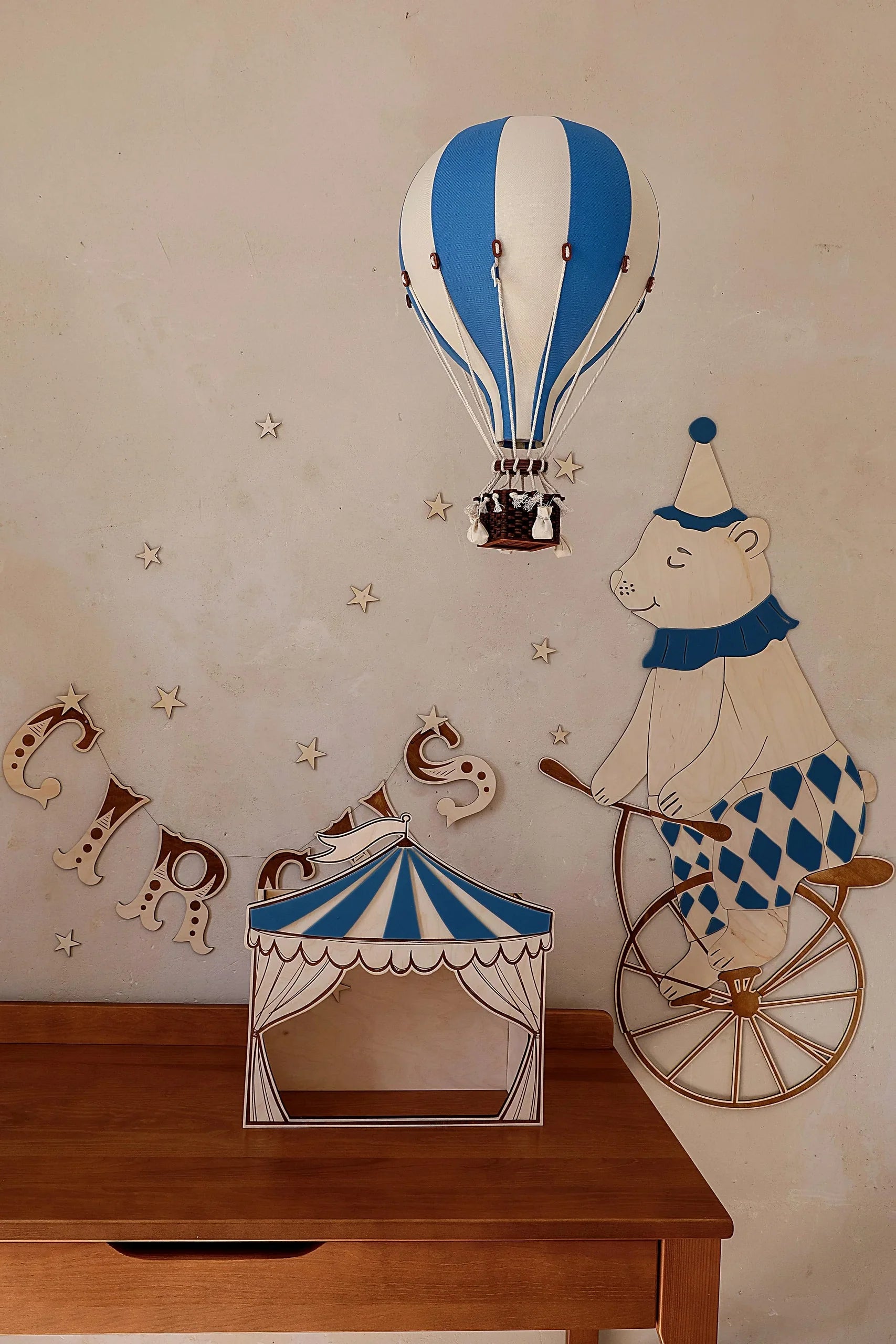 Set di decorazioni da parete in legno con orso del circo in bicicletta, mongolfiera blu e specchio a forma di tenda da circo, con stelle capricciose e lettere.