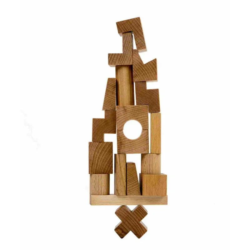 Blocs de construction en bois naturel disposés en tour créative, conçus pour la construction Montessori, la motricité fine et l'imagination.