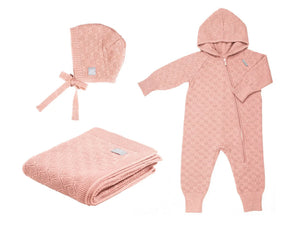 Ensemble layette rose en tricot avec motif losanges : grenouillère à capuche, bonnet et couverture