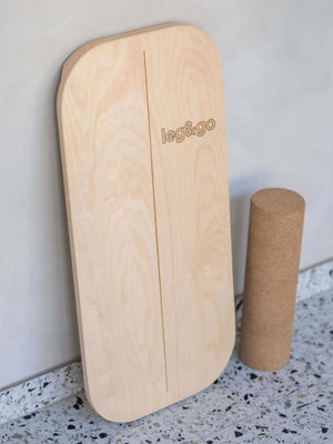 Tabla de equilibrio de madera rectangular con logotipo de marca y rodillo de ejercicio de corcho