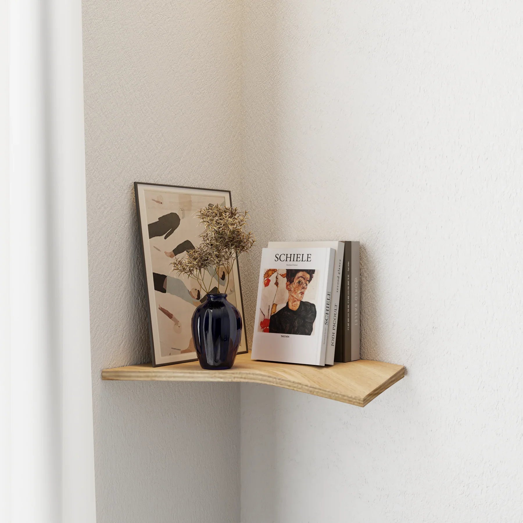 Geschwungenes Eckwandregal aus Holz mit blauer Vase, Trockenblumen, Kunstdruck und Büchern