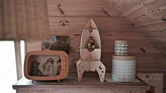 Estante cohete de madera de autoensamblaje con acabado natural, decoración infantil sobre cómoda de madera