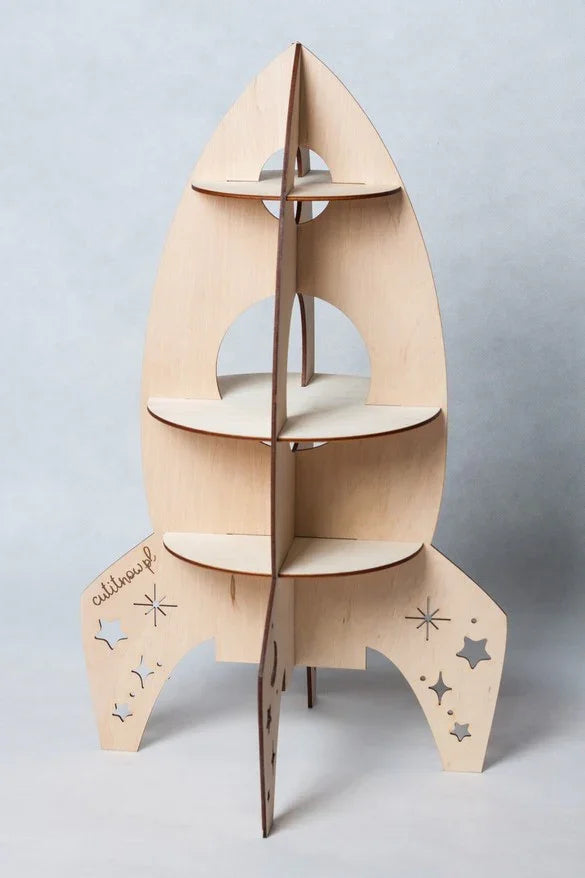 Estante de madera en forma de cohete con diseño de autoensamblaje y estrellas recortadas
