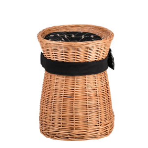 Seitenansicht eines zweistöckigen Weiden-Katzenhauses mit schwarzem Stoffband und Kissen mit Knochenmuster, designt als natürliche Haustiermöbel für stilvolle Interieurs.