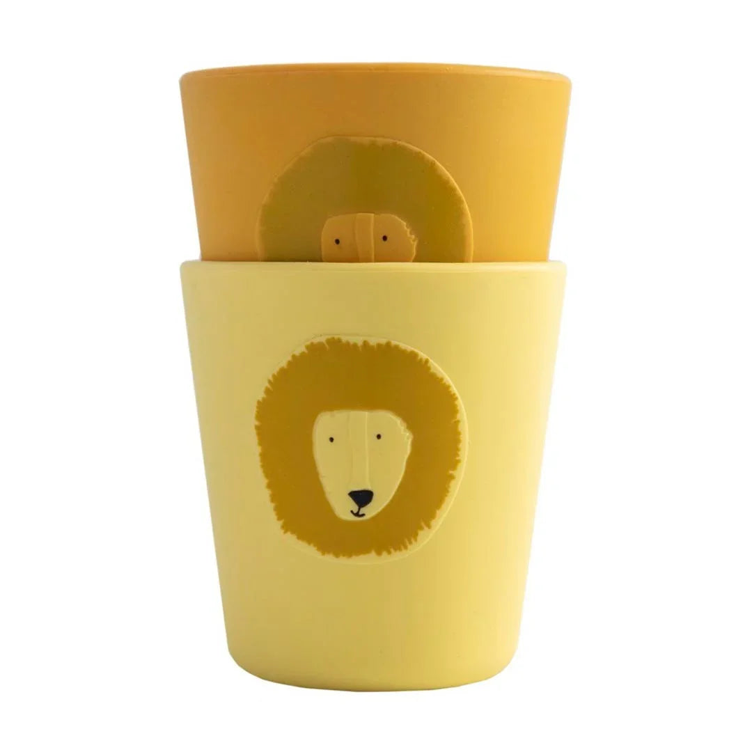Set de dos vasos infantiles de silicona amarillos con diseño de carita de león, apilables
