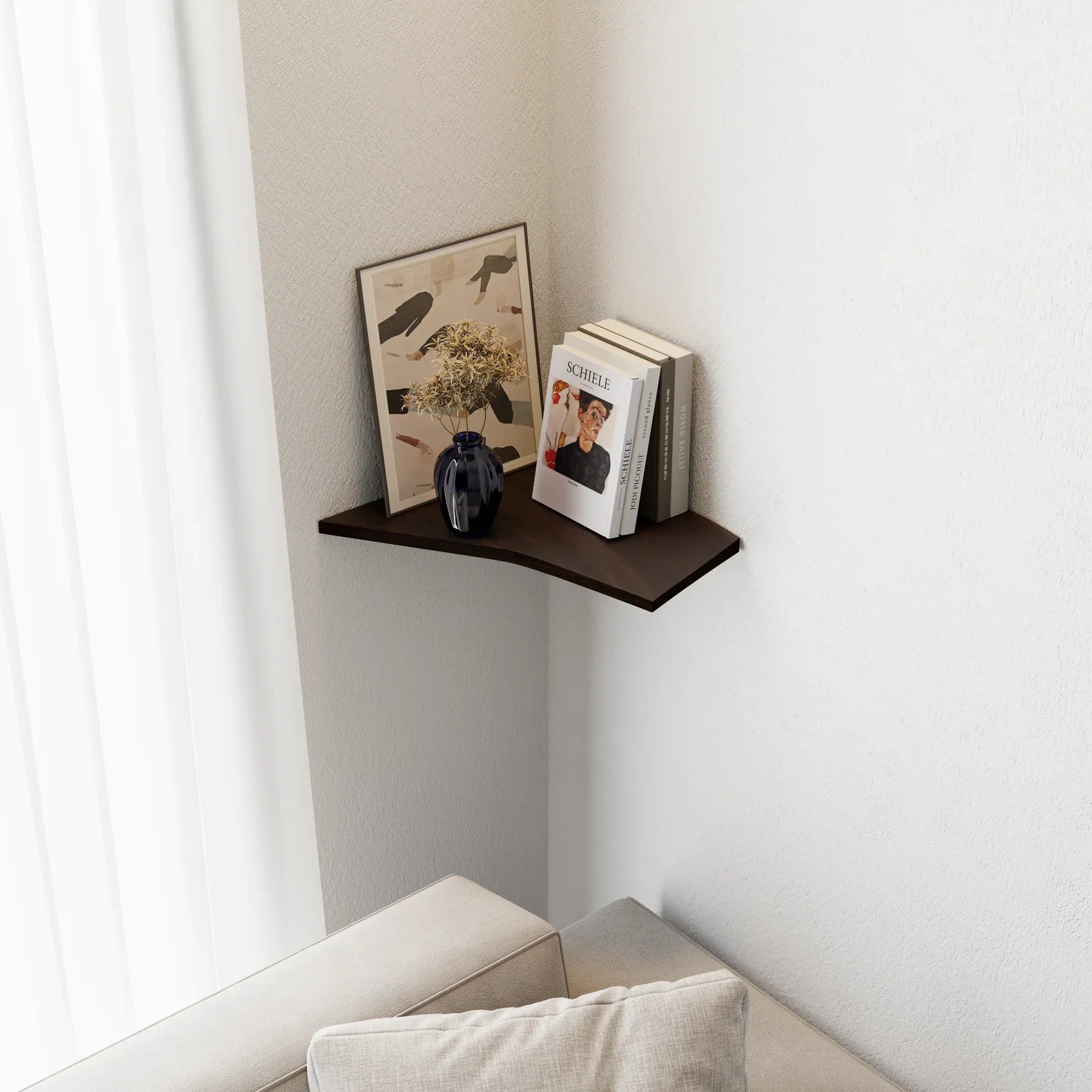 Mensola ad angolo da parete in legno di rovere affumicato scuro con libri, stampa d'arte e vaso decorativo
