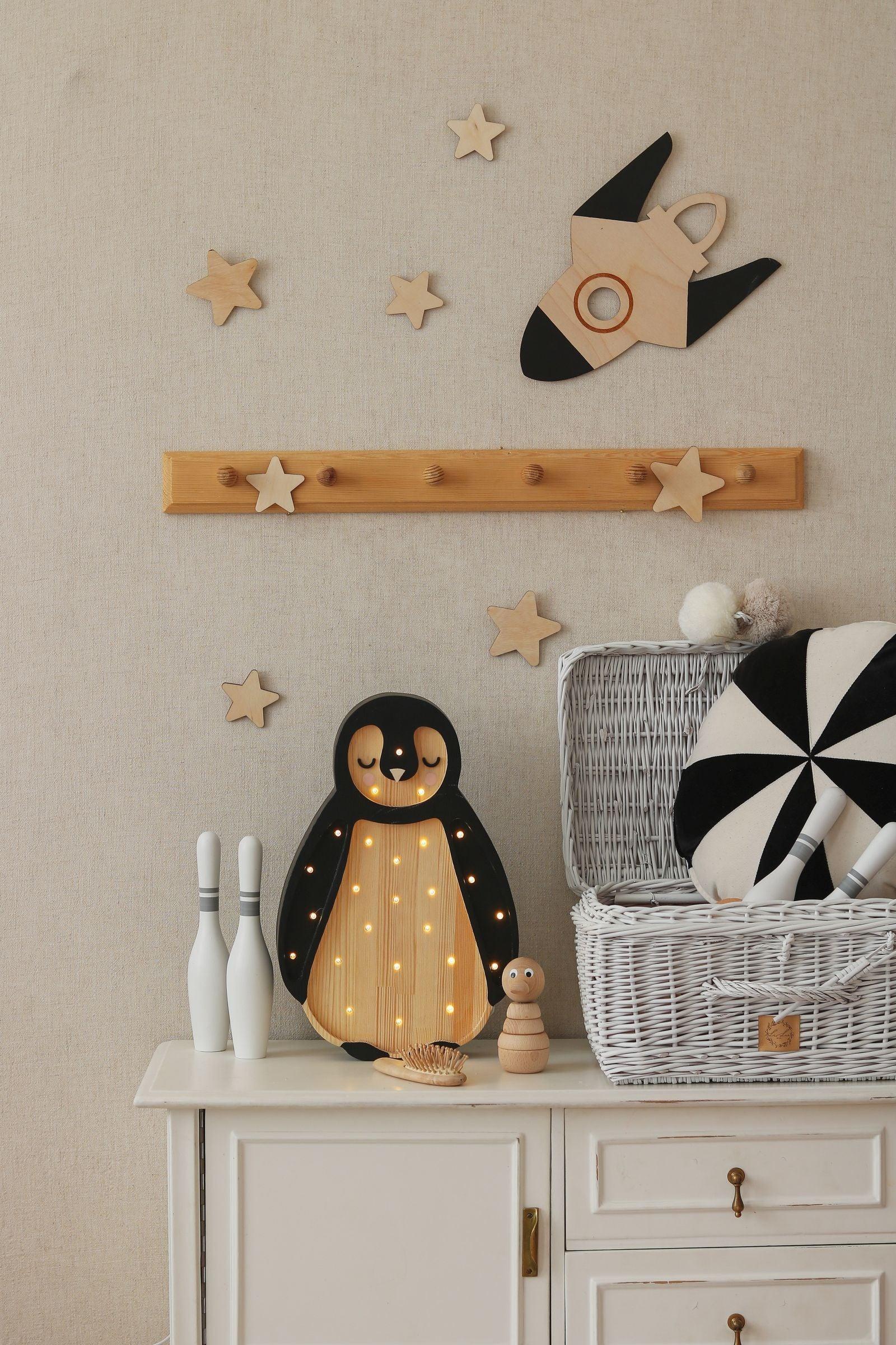 Decorazione da parete in legno - Luna, Saturno, Razzo e 10 stelle