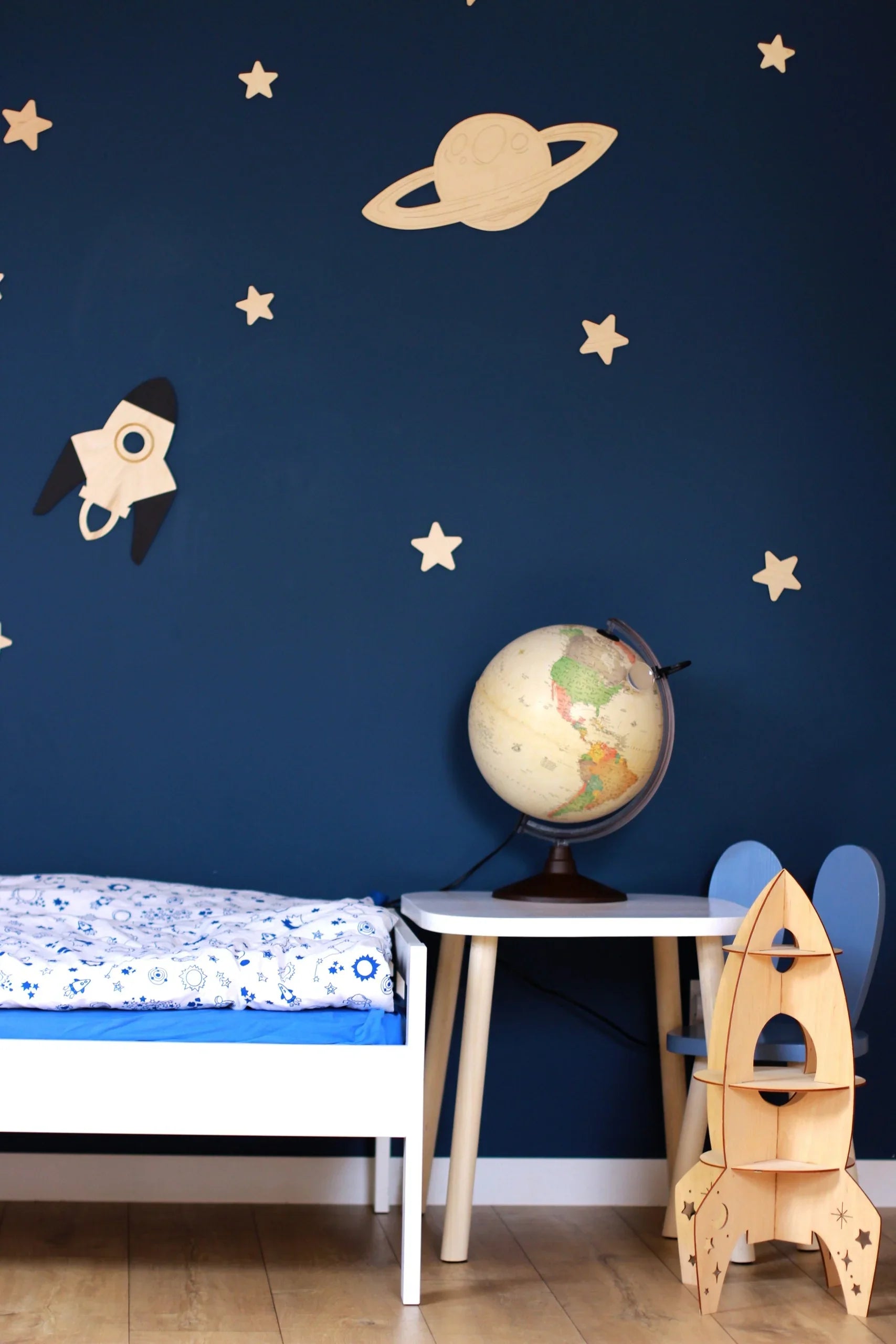 Decorazione da parete in legno - Luna, Saturno, Razzo e 10 stelle
