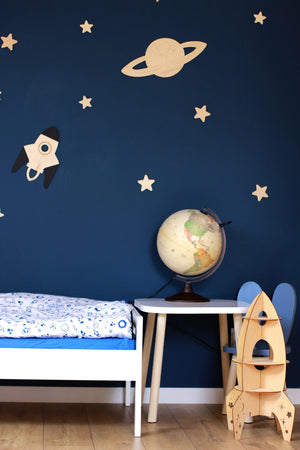 Decorazione da parete in legno - Luna, Saturno, Razzo e 10 stelle