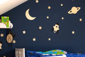 Decorazione da parete in legno - Luna, Saturno, Razzo e 10 stelle