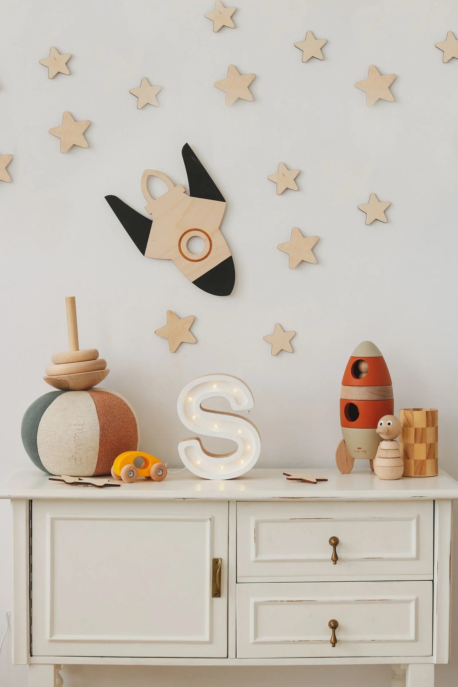 Decorazione da parete in legno - Luna, Saturno, Razzo e 10 stelle