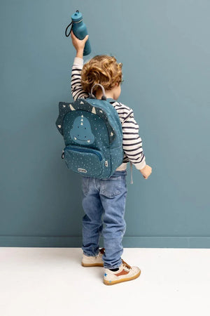 Enfant tenant une gourde en inox bleue et portant un sac à dos dinosaure bleu