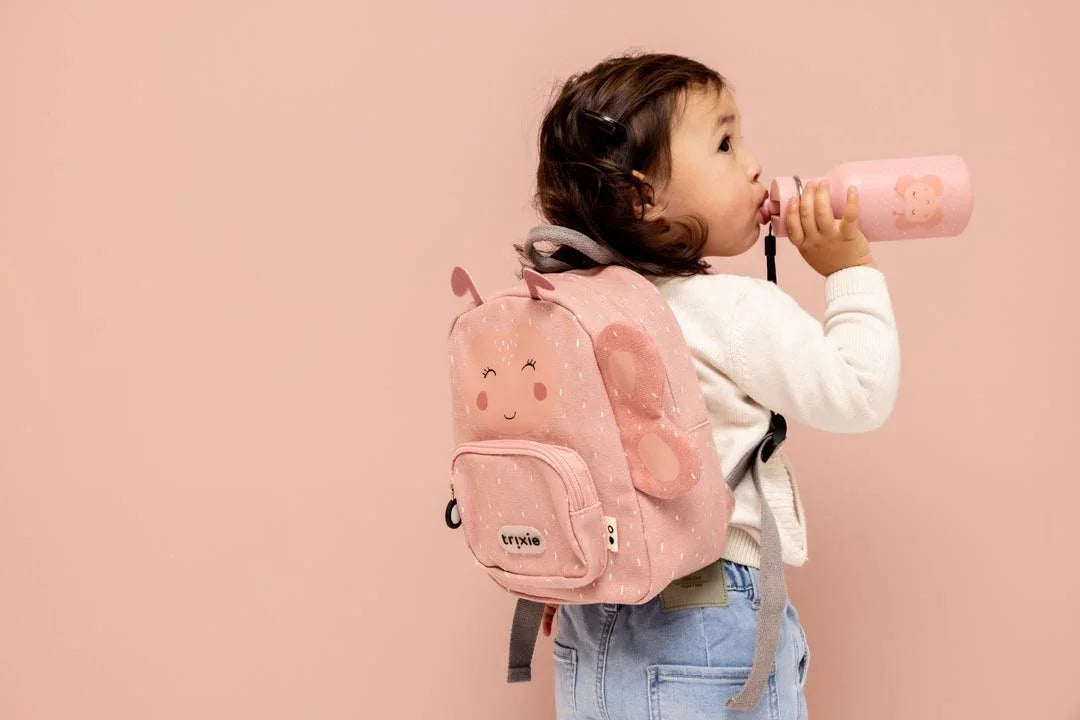Gourde inox rose 350ml motif papillon, enfant buvant, fond pastel.