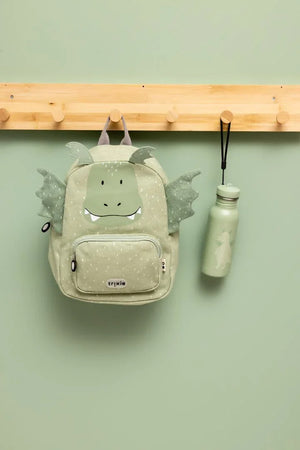 Gourde inox vert clair motif dragon 500ml, suspendue à côté d'un sac à dos assorti sur patère en bois.