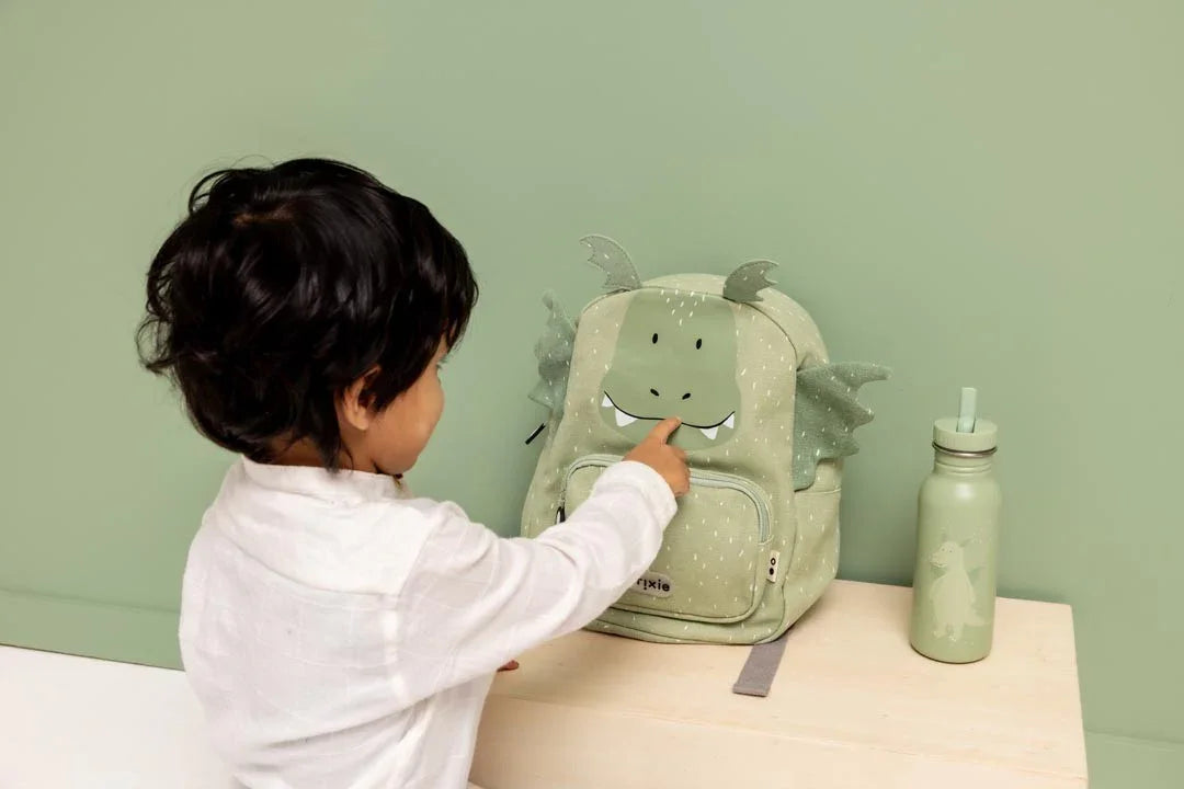 Gourde inox verte motif dragon et sac à dos assorti sur fond vert tendre.