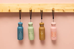 Gourdes inox 500ml (bleu, vert, tan, rose) motifs animaux, suspendues sur un portant en bois.