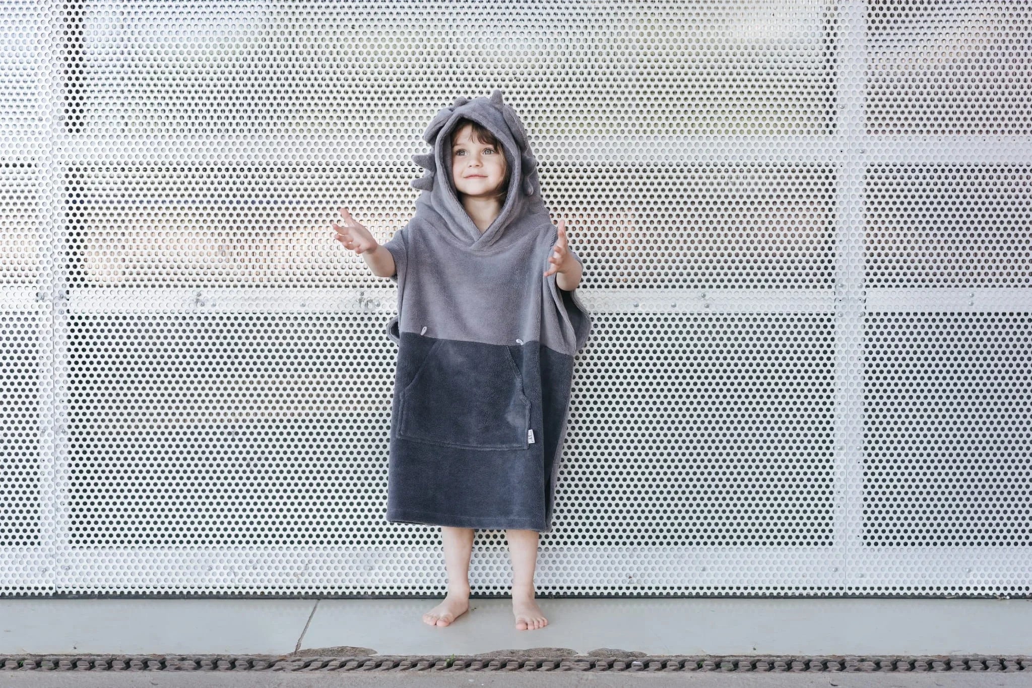 Poncho de bain enfant, éponge grise, à capuche avec pointes de dragon ludiques