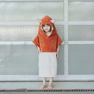 Poncho de bain enfant avec capuche renard, orange et crème, matière éponge douce, design ludique