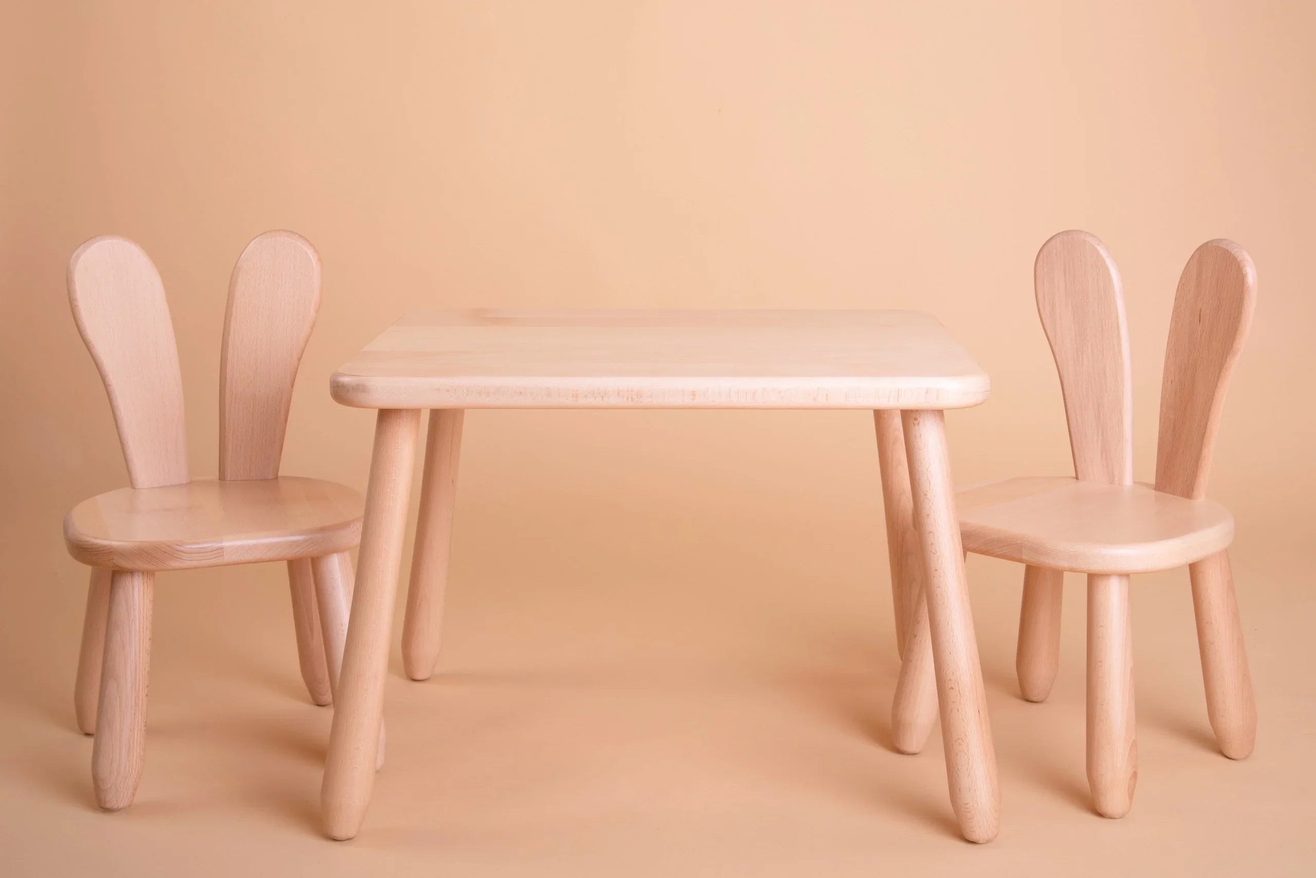 Set aus Tisch und 2 Stühlen – Hase
