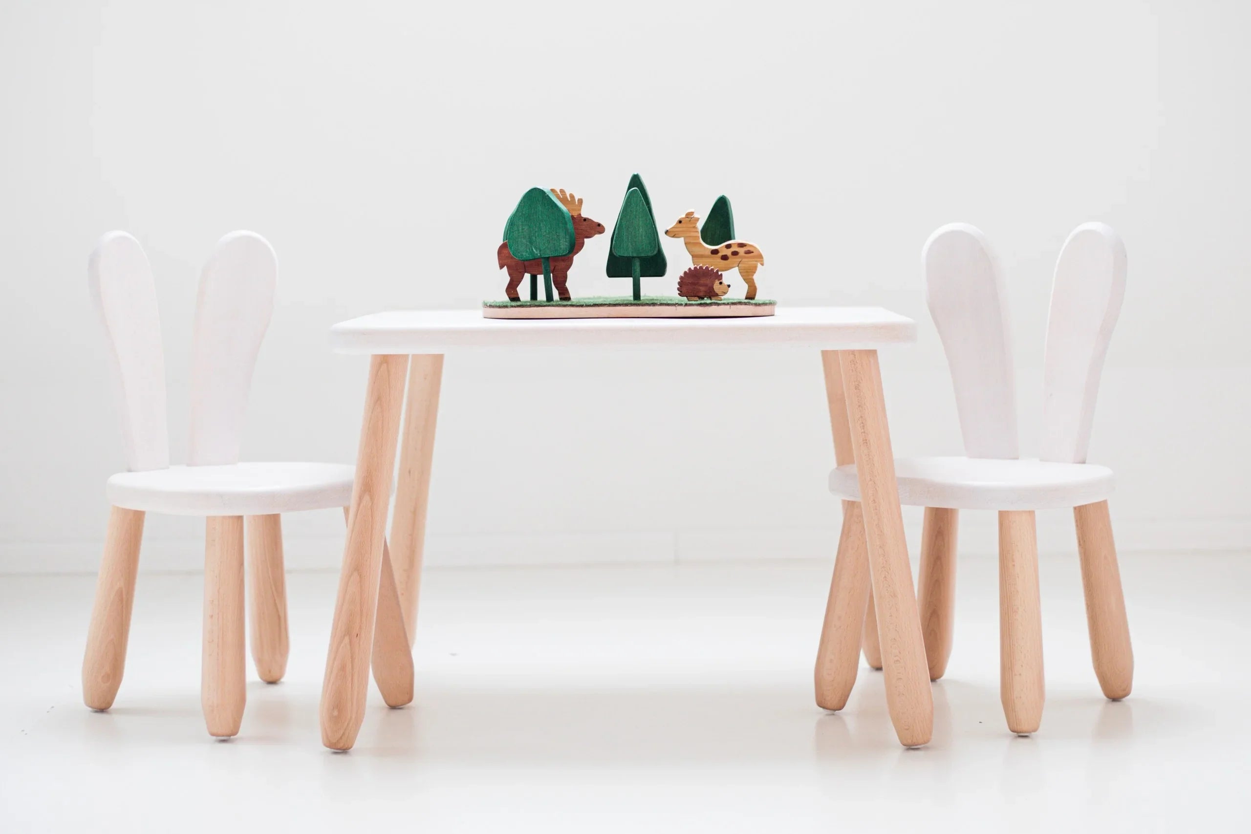 Set aus Tisch und 2 Stühlen – Hase