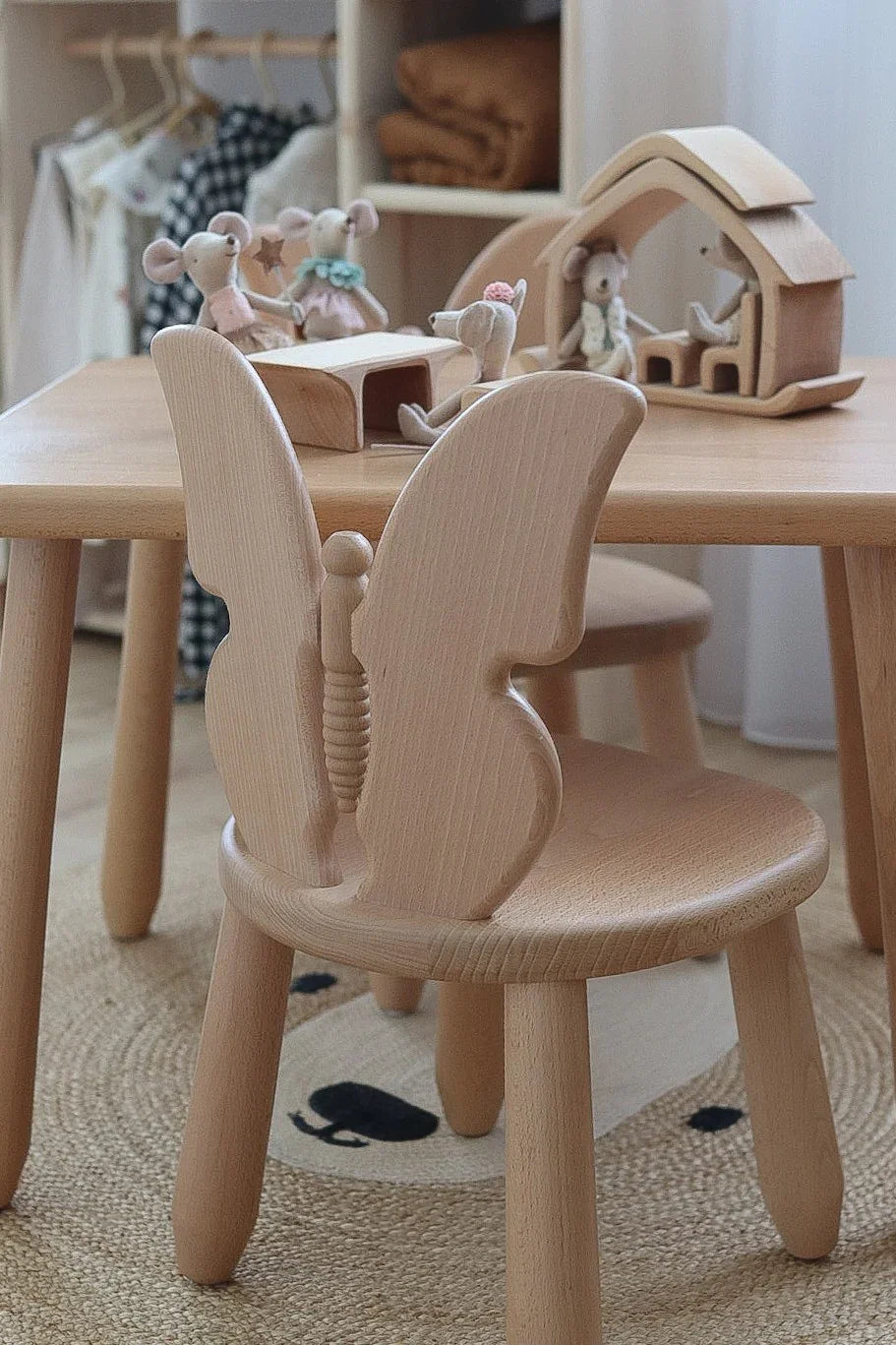Set aus Tisch und Stuhl – Schmetterling