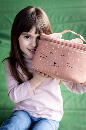 Enfant tenant un sac à lunch isotherme rose en forme de chat.