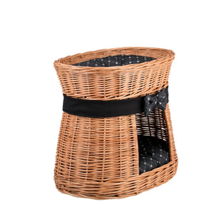 Cuccia per gatti a due piani in vimini, con cuscini neri fantasia e fiocco laterale; un elegante arredo naturale per accoglienti spazi interni.