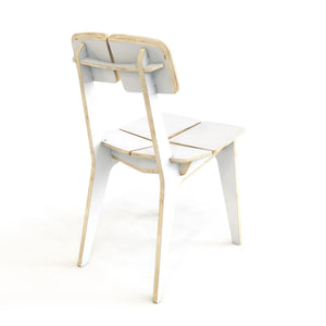 Sedia di design in compensato bianco con struttura in legno curvato e seduta geometrica modulare, in perfetto stile minimalista scandinavo.