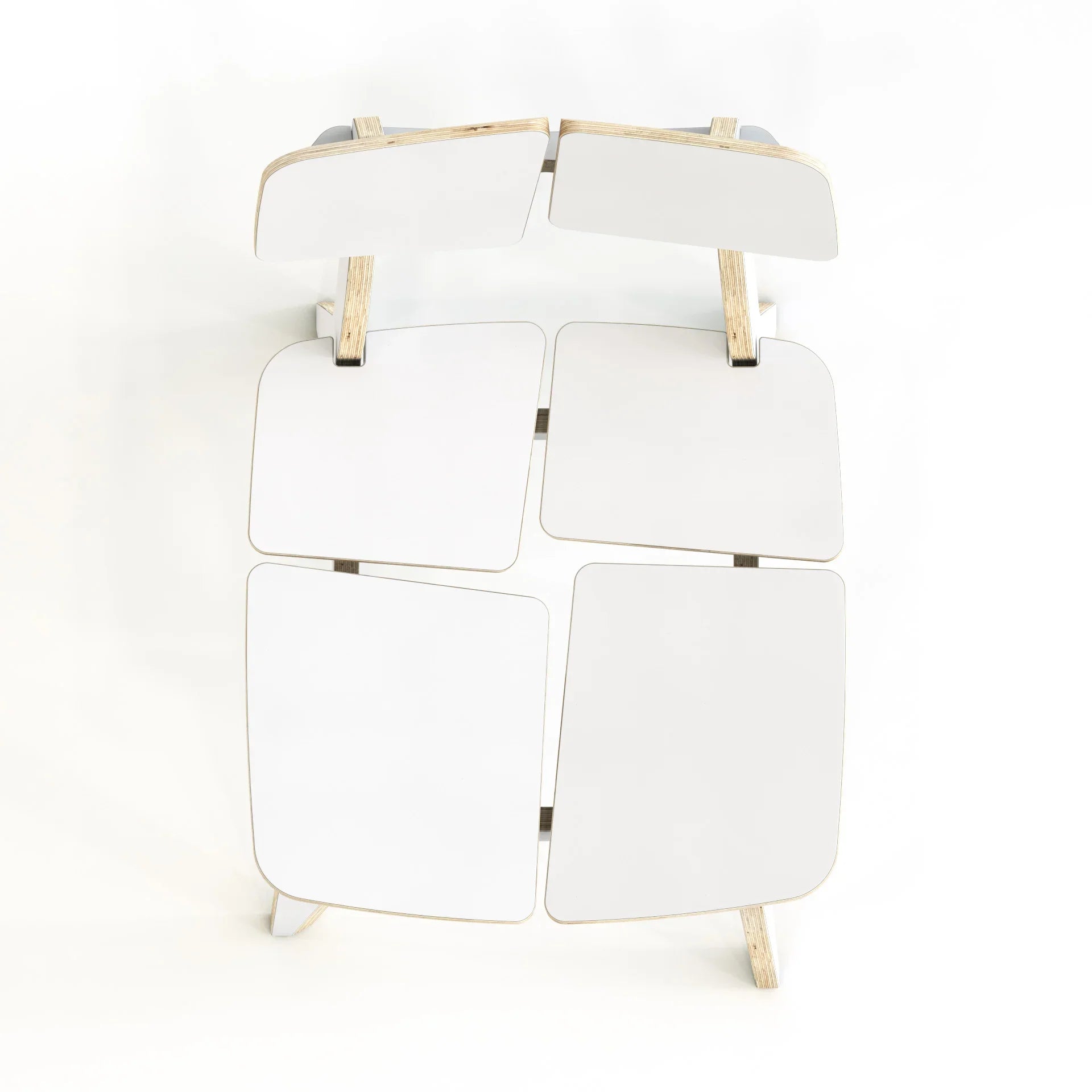 Vista frontale di una sedia di design in compensato bianco con seduta e schienale geometrici, bordi in legno naturale e stile minimalista scandinavo.