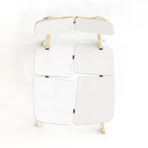 Vista frontale di una sedia di design in compensato bianco con seduta e schienale geometrici, bordi in legno naturale e stile minimalista scandinavo.