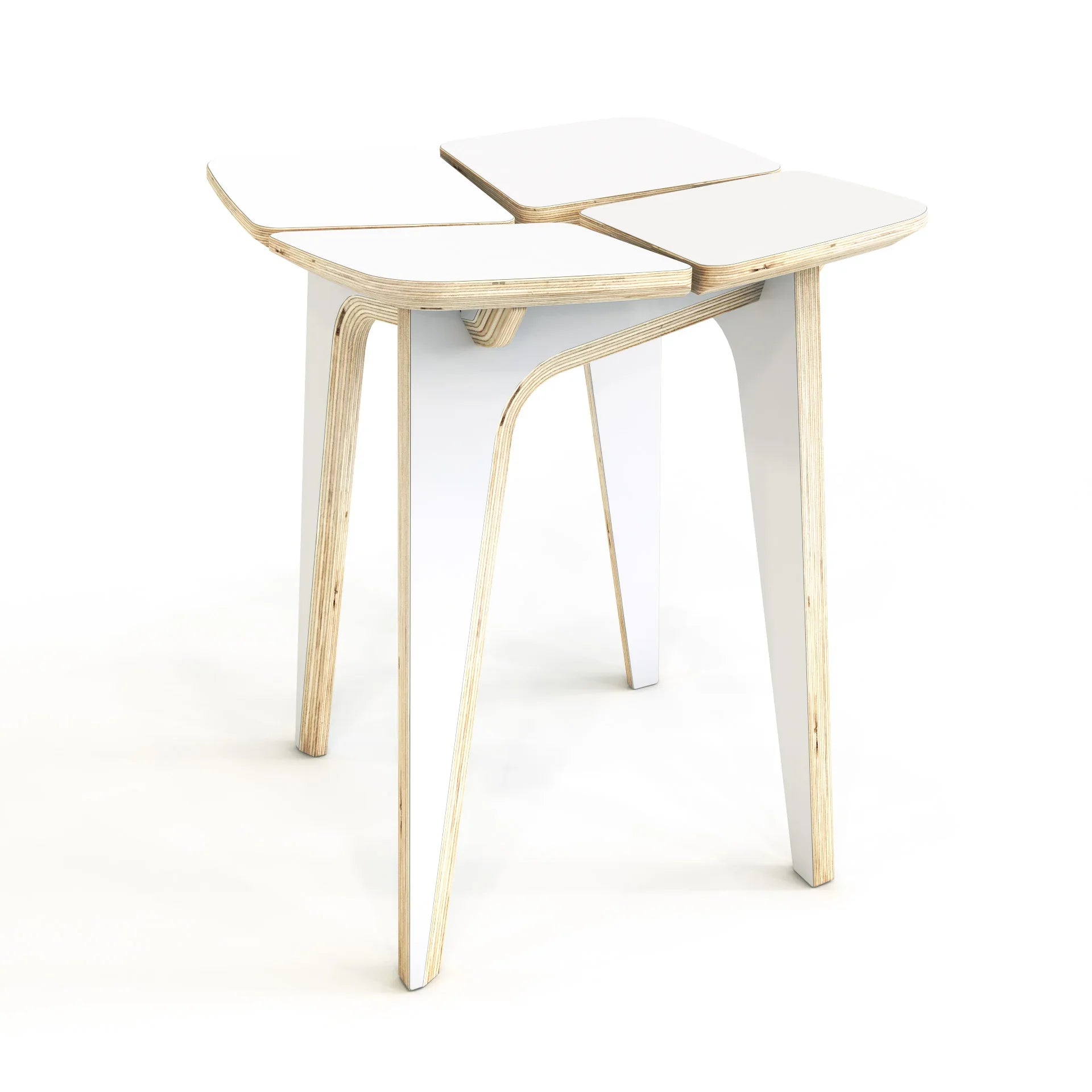 Sgabello di design in compensato bianco con piano geometrico scultoreo e gambe in legno curvato, ideale per interni minimalisti scandinavi.