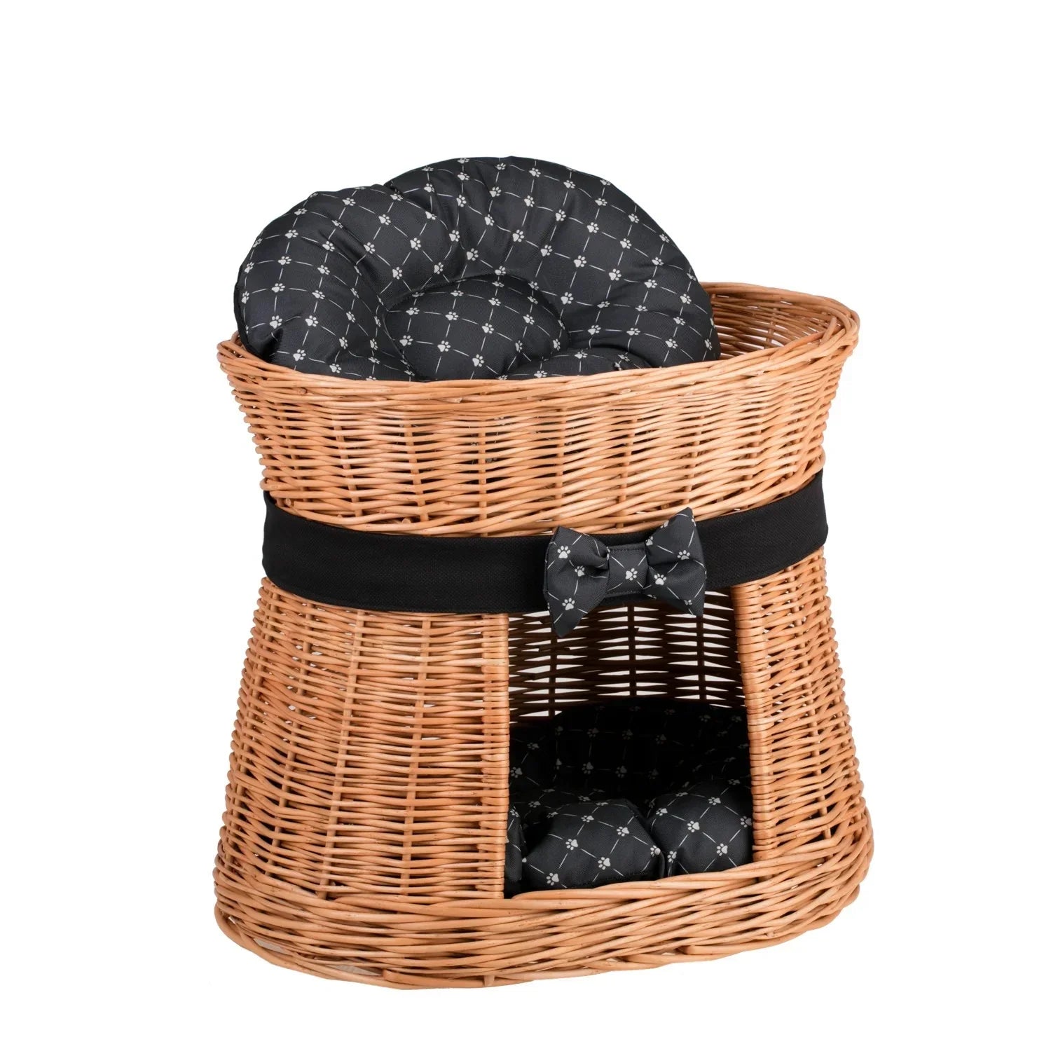Casa de mimbre de dos niveles para gato, con cojines estampados y lazo decorativo, diseñada como una pieza de mobiliario natural y elegante.