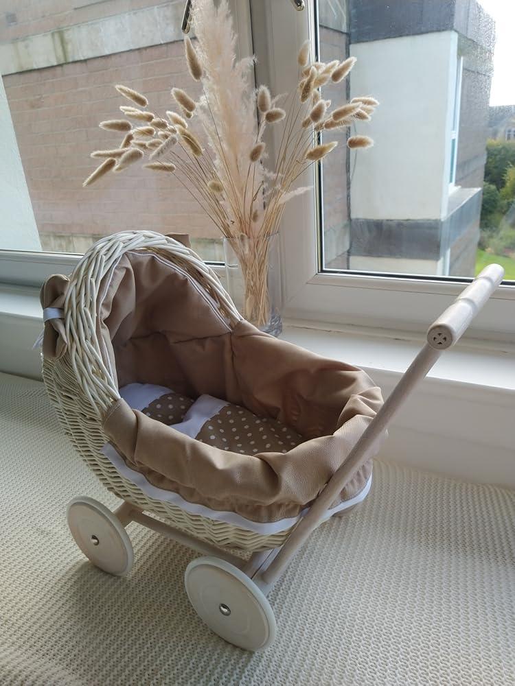 Passeggino per bambole in vimini intrecciato a mano con rivestimento in tessuto beige e ruote in legno
