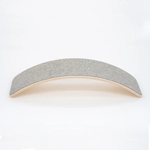 Tabla de equilibrio de madera con fieltro gris