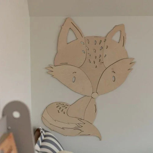 Decorazione da parete in legno naturale a forma di volpe con dettagli tagliati al laser, ideale per la cameretta.