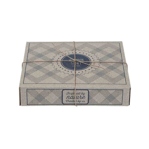 Caja de regalo de juguete de madera ecológico con patrón geométrico y embalaje de cordel.