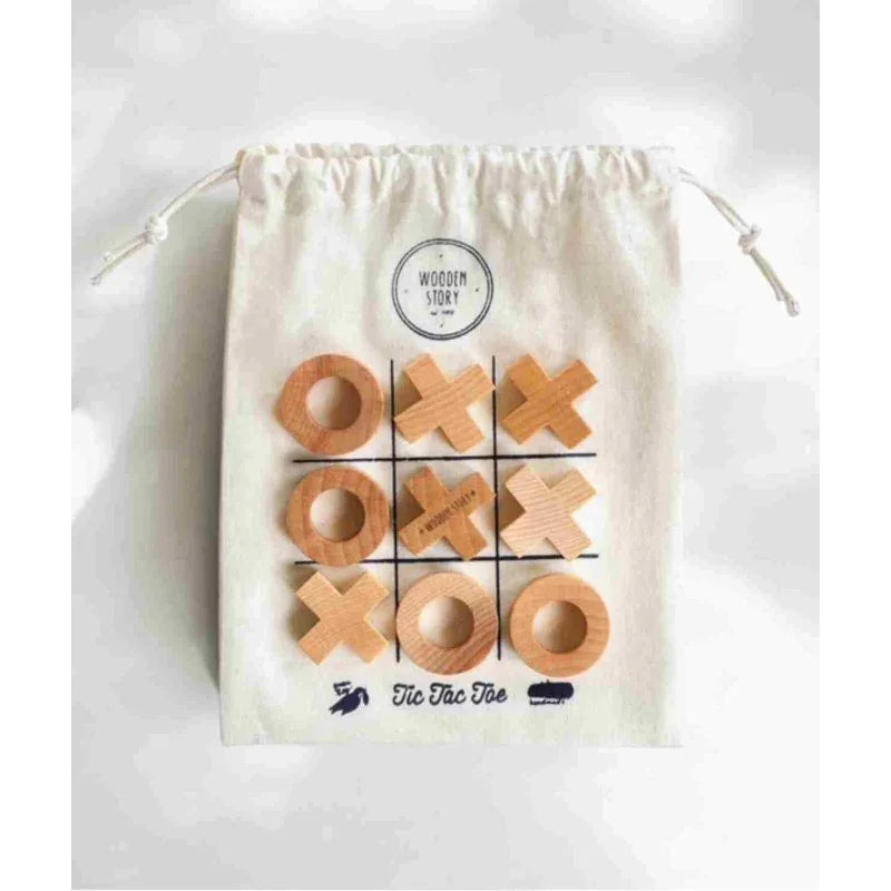 Juego de mesa tres en raya de madera con piezas naturales X y O en una bolsa de algodón con cordón, diseñado para el juego sin pantallas y el aprendizaje temprano.
