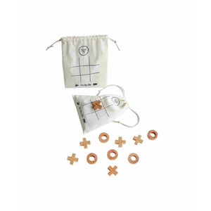 Tic-Tac-Toe-Spiel aus Holz mit Natur-X- und O-Steinen und Baumwollbeuteln, konzipiert für bildschirmfreies Spiel und Montessori-inspiriertes Lernen.