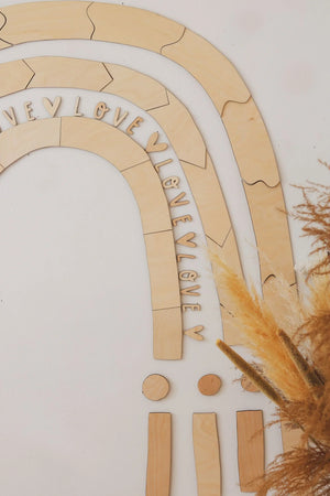 Decorazione da parete arcobaleno in legno artigianale con scritta LOVE, finitura naturale, arredo cameretta