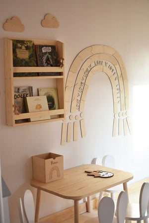 Set di decorazioni naturali in legno per la cameretta a forma di arcobaleno da parete con tavolo, sedie e libreria coordinati
