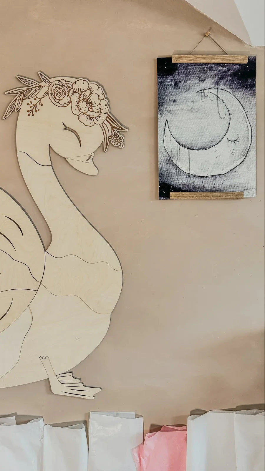 Decorazione da parete in legno a forma di cigno con corona floreale, finitura in legno naturale, arte da parete per nursery