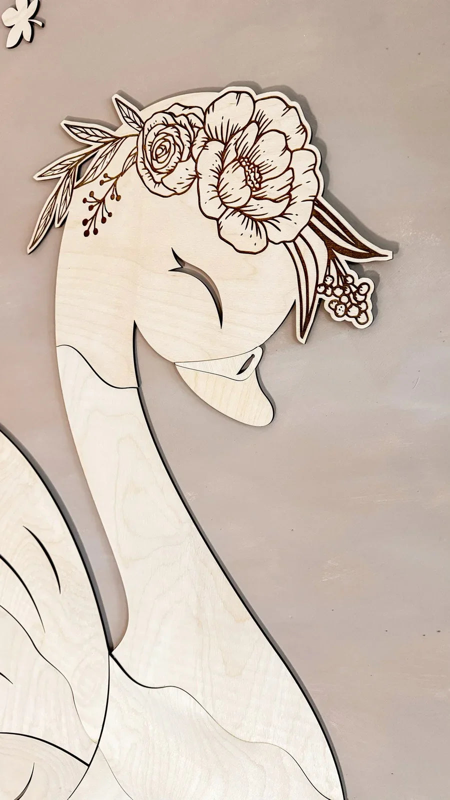 Decorazione da parete in legno a forma di cigno con corona floreale incisa, legno chiaro, decorazione minimalista per nursery